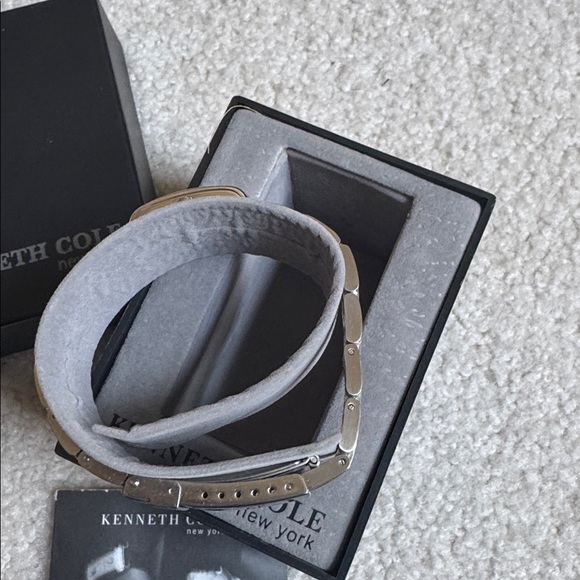 Vintage Kenneth Cole Black and Silver Watch - Picture 4 of 6